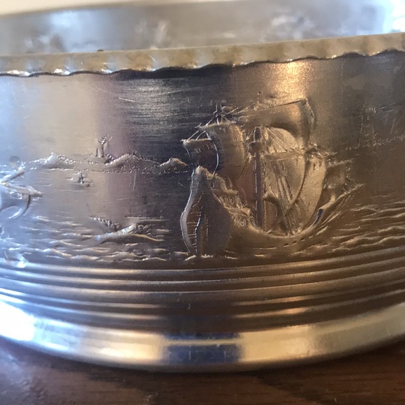 Vintage aluminum casserole dish holder with ships sailing - Picture 2 of 8